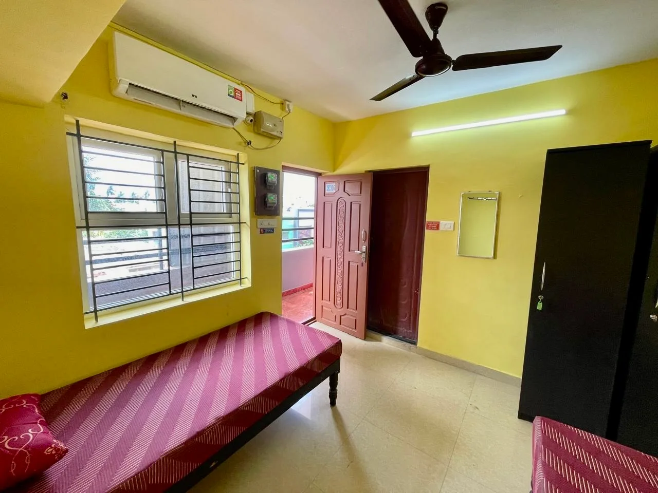 Spacious room at Q Residency – men's PG in Peelamedu